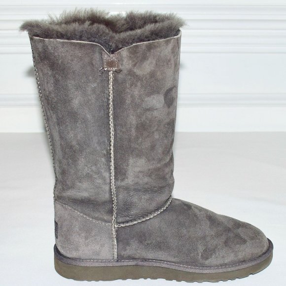 UGG Like New! Bailey Button Triplet Grey Sheepskin Boots - Size 5 - Picture 9 of 11
